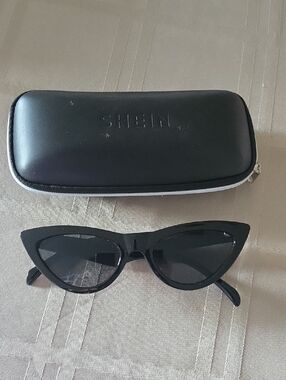 Cat eye sunglasses Black